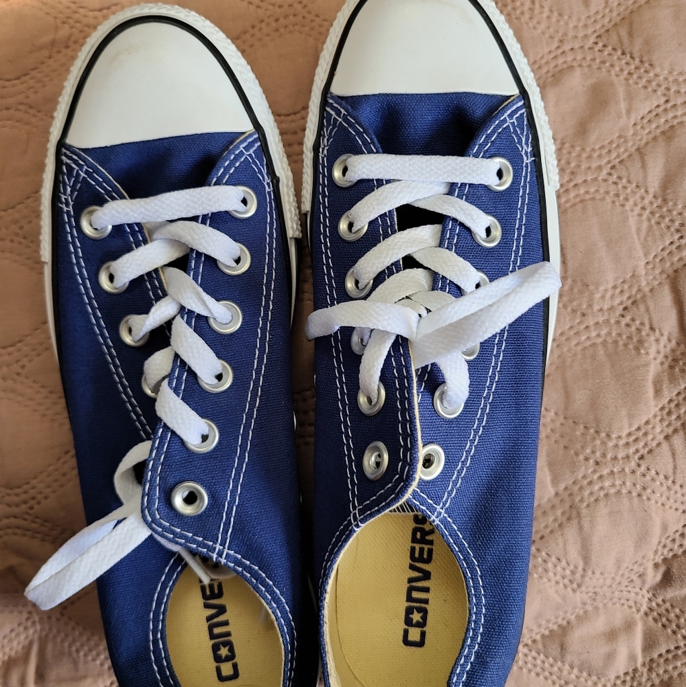 Navy blue Chuck Taylor all star lo